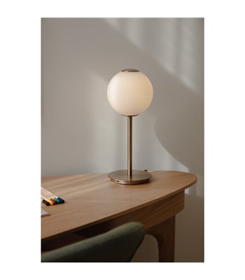 UMAGE Audrey messing/opal bordlampe